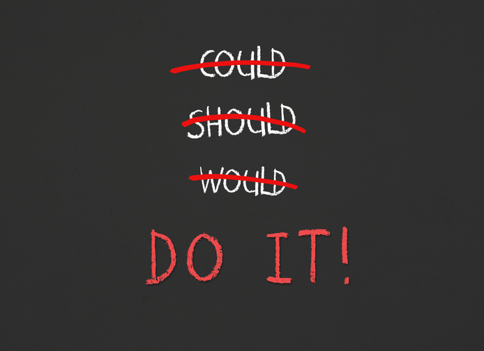 Could, should, would durchgestrichen "Do it" in Großbuchstaben