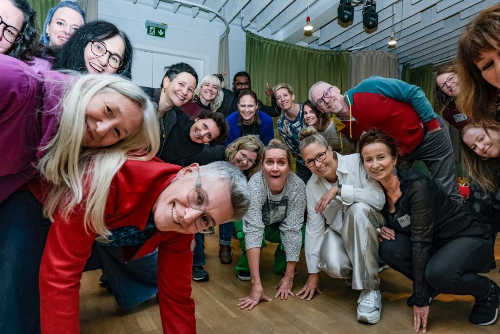 viele Frauen die sich der Fotografin zu neigen