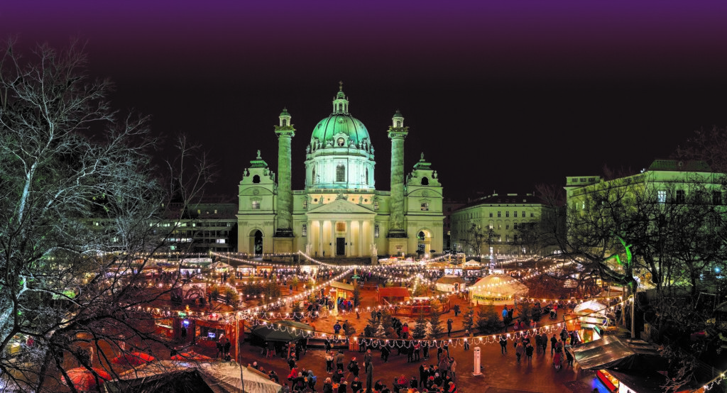 Eine Totale des Kunsthandwerksmarktes ART ADVENT am Abend