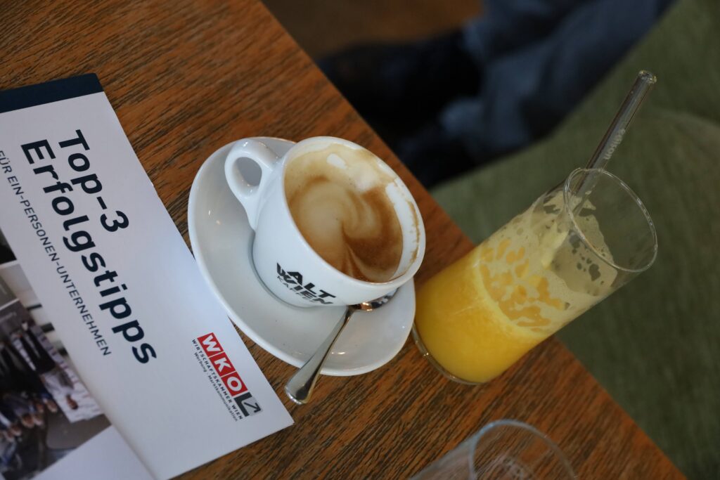 Cafe und Orangensaft